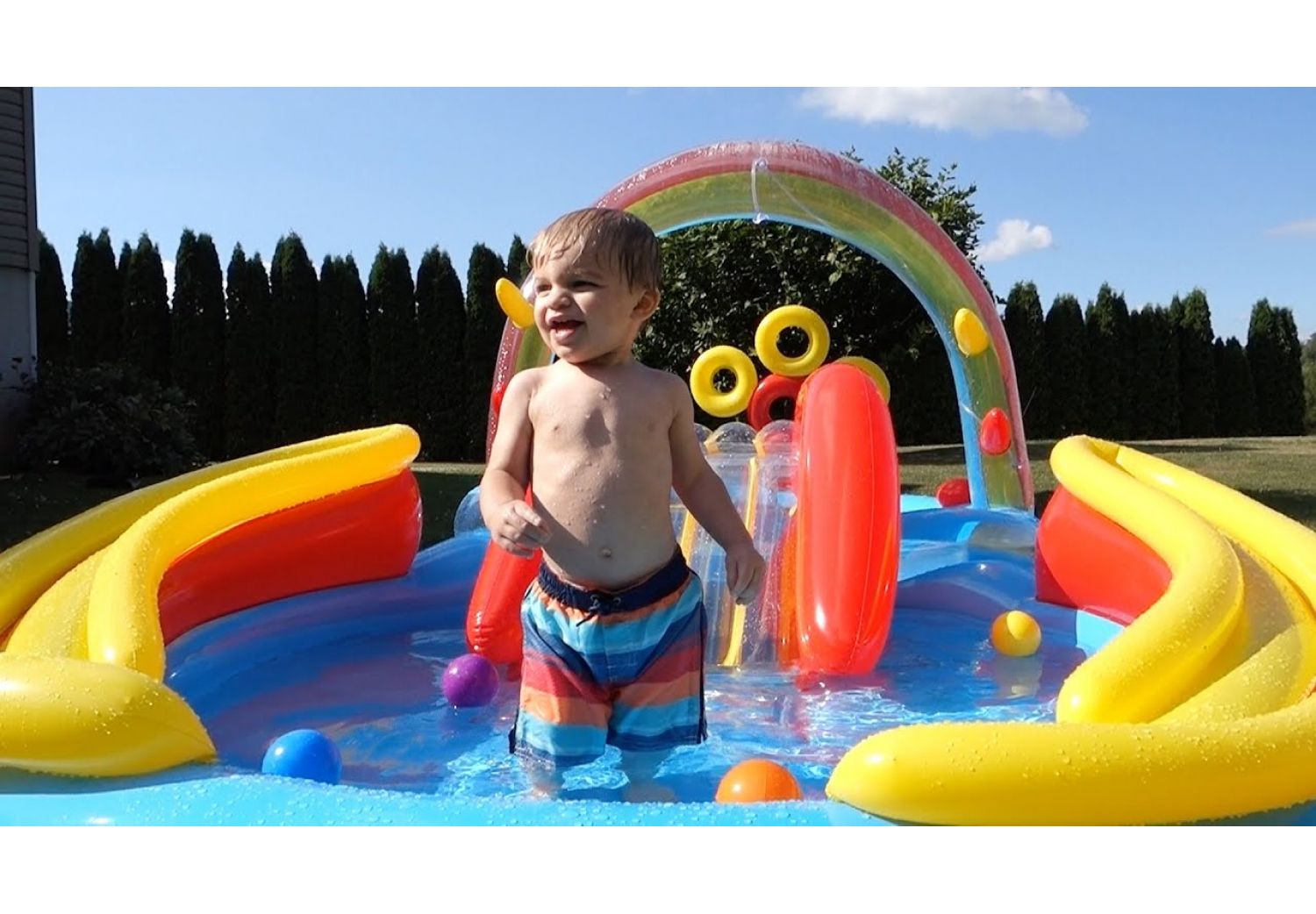 Set de Juego de agua inflable  - Play Center Inflable Rainbow   - 2.97m x 1.93m x 1.35m  Capacidad 227 Lt  Mod 19620/0